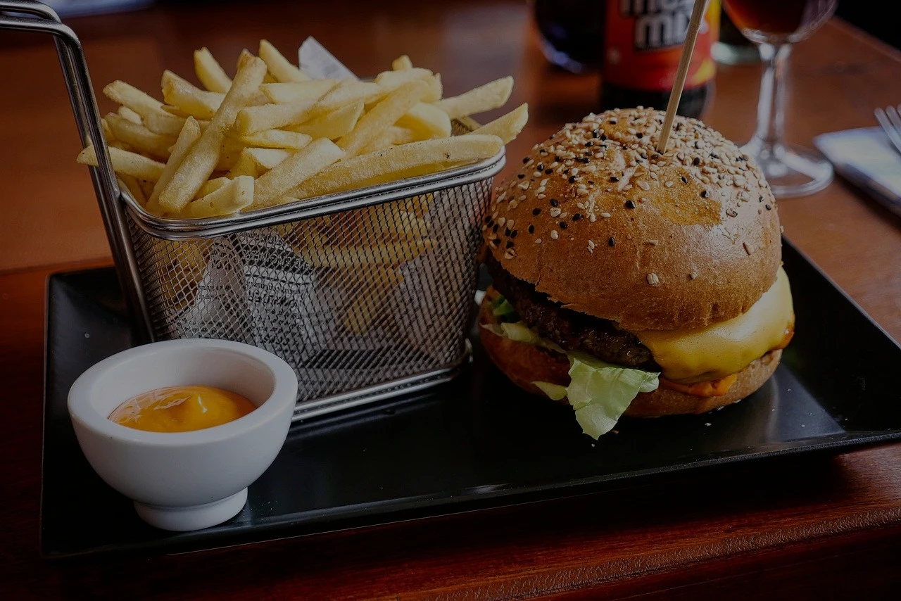Esempio di menu digitale BiteBuddy per un pub, che mostra un design pulito e la selezione di birre e panini.