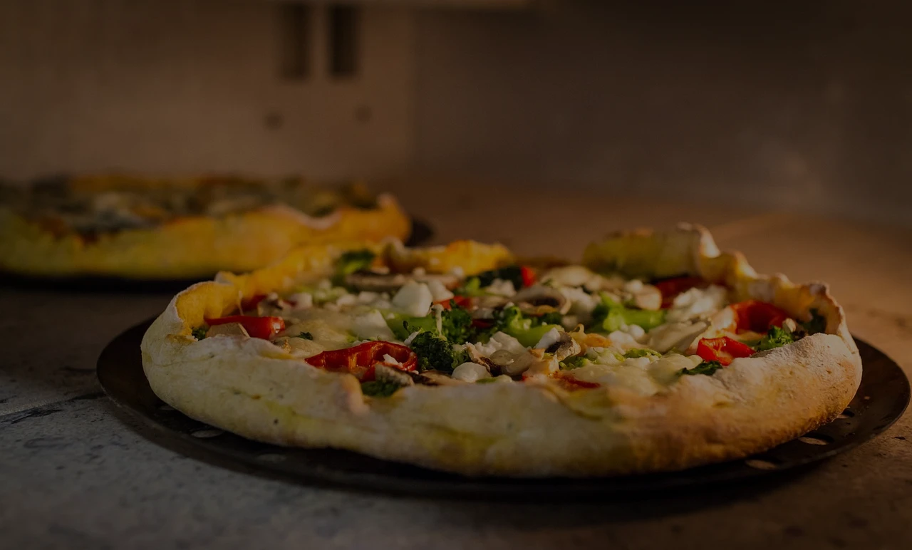 Modello personalizzabile di menu online per pizzeria, con immagini accattivanti di pizze e dettagli degli ingredienti.